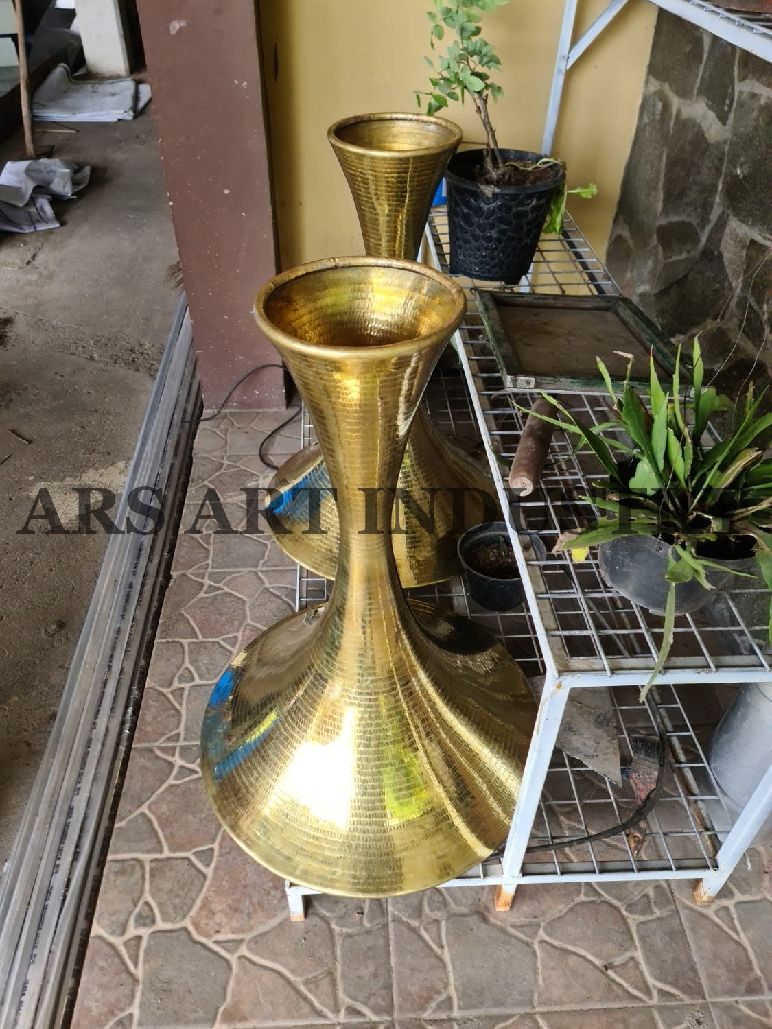 meja-kuningan