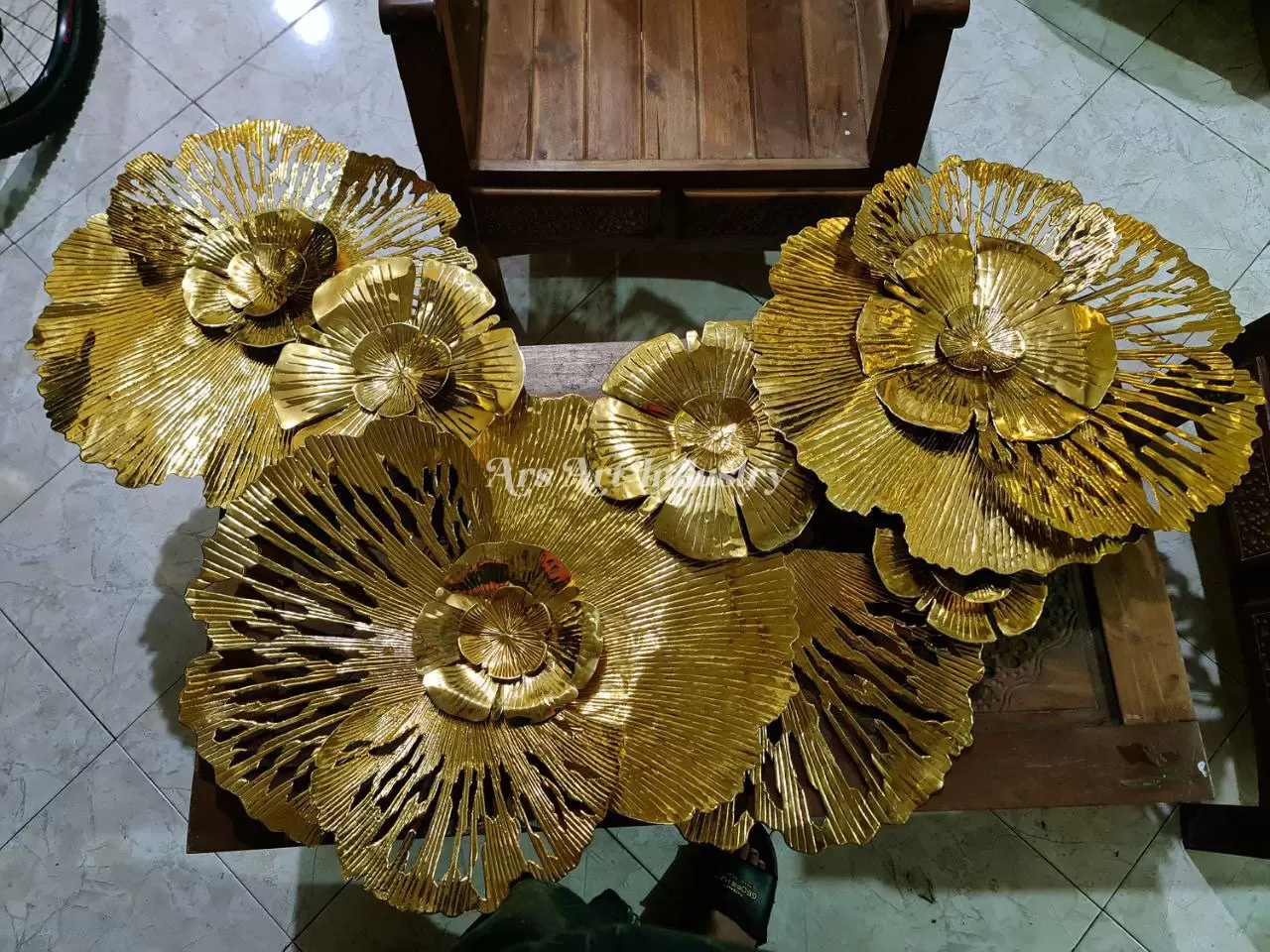 hiasan-dinding-kuningan